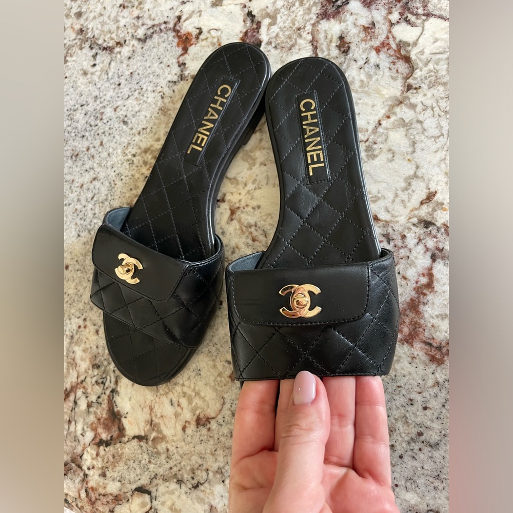 Chanel Turnlock Quilted Black Slides - Size EU 39 / US 8 - Excellent condition - Picture 7 of 16